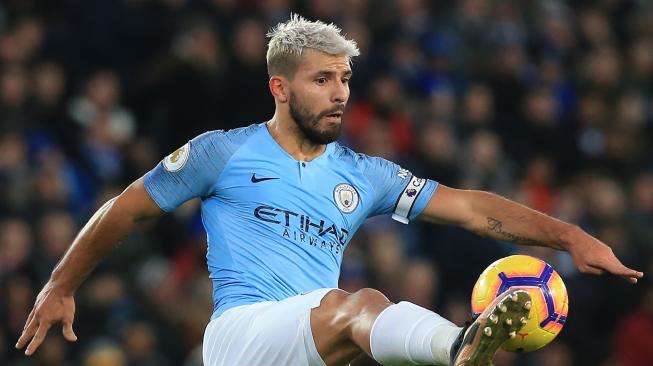 Striker Manchester City Sergio Aguero mengontrol bola selama pertandingan sepak bola Liga Premier Inggris antara Leicester melawan Manchester City di Stadion King Power, Leicester, Inggris, Rabu (26/12). [Lindsey PARNABY / AFP]