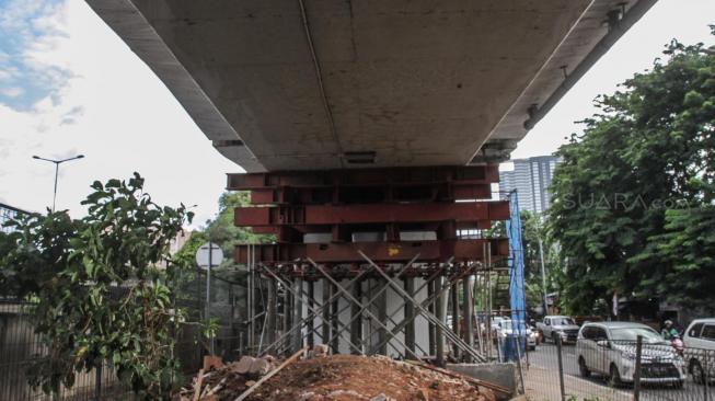 Petugas memperbaiki retakan di "flyover" Cengkareng, Jakarta Barat, Kamis (27/12). [Suara.com/Fakhri Hermansyah]