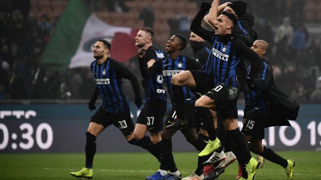 Pemain Inter Milan merayakan kemenanganya pada akhir pertandingan sepak bola Serie A Italia antara Inter Milan melawan Napoli di Stadion Giuseppe Meazza, Milan, Italia, Kamis (27/12). [Marco BERTORELLO / AFP]