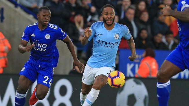 Gelandang Manchester City Raheem Sterling melarikan diri dari pemain tengah Leicester Nampalys Mendy selama pertandingan sepak bola Liga Premier Inggris antara Leicester melawan Manchester City  di Stadion King Power, Leicester, Inggris, Rabu (26/12). [Lindsey PARNABY / AFP]