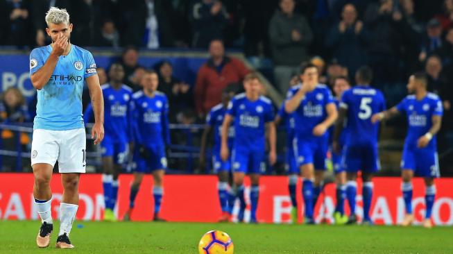 Ekspresi Striker Manchester City Sergio Aguero ketika para pemain Leicester merayakan gol kedua mereka selama pertandingan sepakbola Liga Premier antara Leicester melawan Manchester City di Stadion King Power, Leicester, Inggris, Rabu (26/12). [Lindsey PARNABY / AFP]