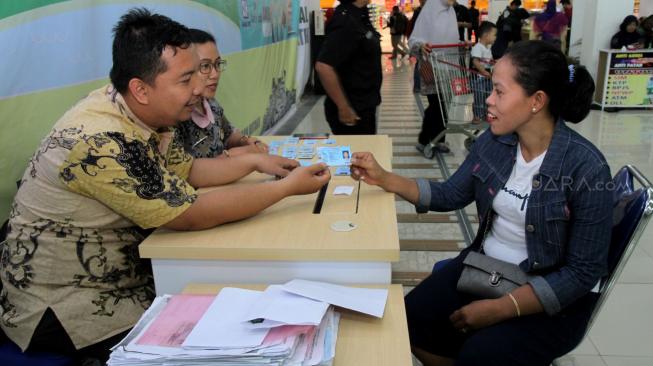 Suasana pelayanan publik pembuatan e-KTP  di pusat perbelanjaan daerah Pondok Gede, Bekasi, Jawa Barat, Kamis, (27/12). [Suara.com/Fakhri Hermansyah]