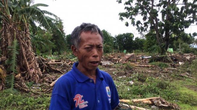 Kakek Emed tak mau mengungsi setelah tsunami Selat Sunda. [Suara.com/Erick Tanjung]