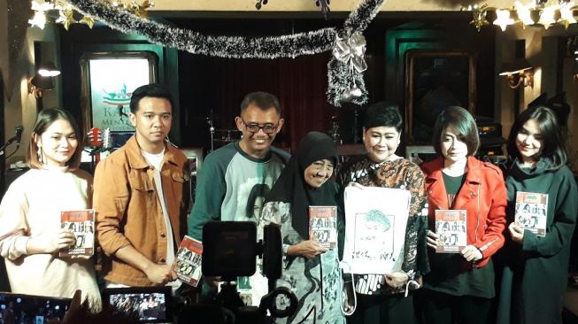 Rilis album DVD Karaoke Koleksi Terbaik Nike Ardilla Vol. 1. (Wahyu Tri Laksono/Suara.com) 