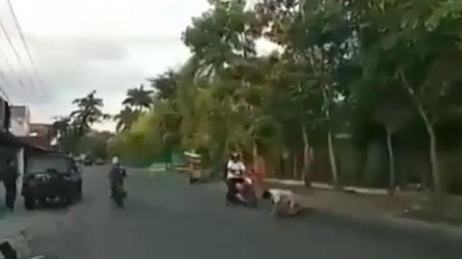 Ngeprank di Jalan, Bocah ini Bikin Kesel Pengendara