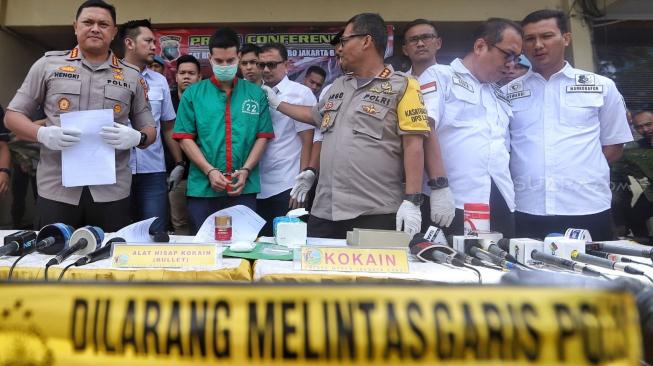 Kabid Humas Polda Metro Jaya Kombes Pol Argo Yuwono dan Kapolres Jakbar Kombes Pol Hengki Haryadi memberi keterangan saat rilis ungkap kasus narkotika di Mapolres Jakarta Barat, Kamis (27/12). [Suara.com/Muhaimin A Untung]