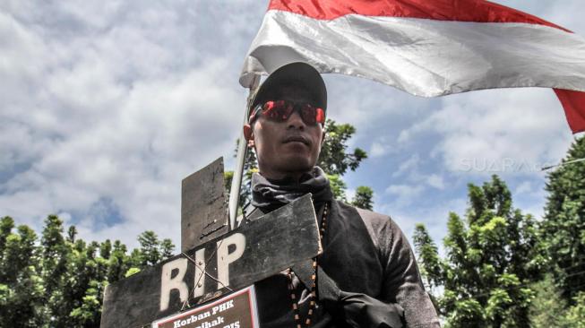 Sejumlah pegawai PT Freeport Indonesia yang telah di PHK melakukan aksi di depan Kedutaan Besar Amerika Serikat, Kamis (27/12). [Suara.com/Fakhri Hermansyah]
