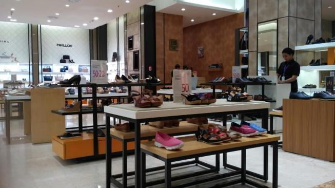 Diskon sepatu di Lotte Avenue. (Suara.com/Firsta Putri Nodia)