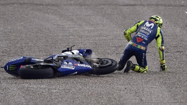 Pebalap Yamaha, Valentino Rossi, terjatuh saat sesi latihan bebas di Sirkuit Ricardo Tormo, Valencia, Sabtu (17/11/2018). [AFP/Jose Jordan]