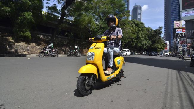 Konsumen mencoba sepeda listrik Migo di salah satu stasiun Migo kawasan Menteng, Jakarta Pusat, Jumat (28/12). [Suara.com/Fakhri Hermansyah]
