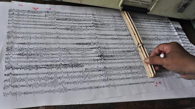 Petugas memeriksa data rekam seismograf pemantau aktifitas letusan Gunung Anak Krakatau (GAK) di Pos Pengamatan GAK Pasauran, Serang, Banten, Kamis (27/12). [ANTARA FOTO/Asep Fathulrahman]