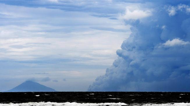 Semburan awan panas Gunung Anak Krakatau terlihat dari kawasan Carita, Pandeglang, Banten, Jumat (28/12).[ANTARA FOTO/Akbar Nugroho Gumay]