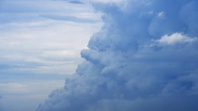 Semburan awan panas Gunung Anak Krakatau terlihat dari kawasan Carita, Pandeglang, Banten, Jumat (28/12).[ANTARA FOTO/Akbar Nugroho Gumay]