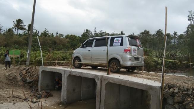 Tsunami Hancurkan Jembatan Desa Sumur, Ada Papan Bertuliskan Maksimal 8 Ton