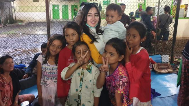 Ucie Sucita bersama anak-anak pengungsi korban bencana tsunami Selat Sunda di Banten. (Instagram @ucie_sucita)