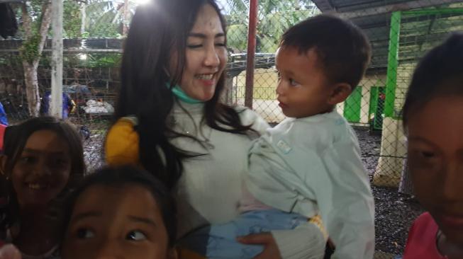 Ucie Sucita bersama anak-anak pengungsian korban bencana tsunami Selat Sunda di Banten. (Instagram @ucie_sucita)