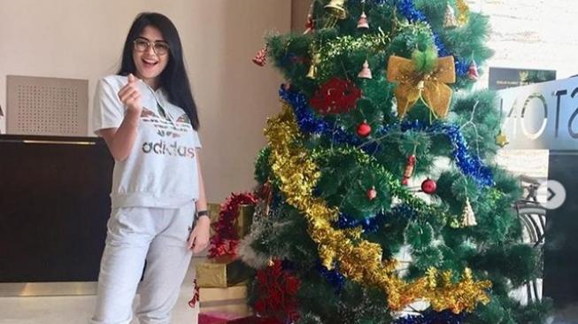 Ovi Sovianti berpose di samping pohon Natal. (Instagram)