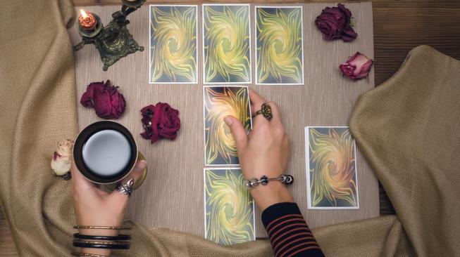 Ilustrasi pembaca tarot. (Shutterstock)