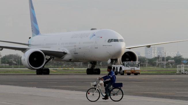 Petugas saat melakukan perawatan Pesawat di Hanggar  GMF Aeroasia, Tangerang, Banten, Jum'at (28/12).[Suara.com/Fakhri Hermansyah]