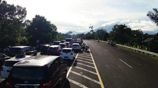 Kemacetan di jalur Puncak jelang libur panjang tahun baru. (Suara.com/Putra Ramadhani)