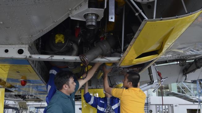 Petugas saat melakukan perawatan Pesawat di Hanggar  GMF Aeroasia, Tangerang, Banten, Jum'at (28/12).[Suara.com/Fakhri Hermansyah]