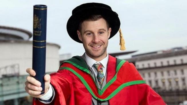 Pebalap Irlandia yang juga juara dunia World Superbike (WSBK) empat musim berturut-turut, Jonathan Rea, mendapat gelar kehormatan Doctor of Letters dari Universitas Ulster. [Instagram@jonathan_rea]