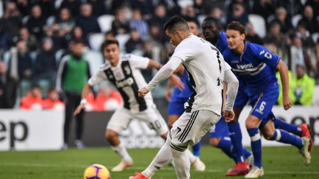 Pemain Juventus Cristiano Ronaldo mengeksekusi penalti ke gawang Sampdoria dalam pertandingan yang berlangsung di Allianz Stadium, Sabtu (29/12/2018) [AFP]