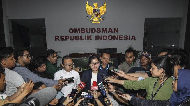 Sekjen PSSI, Ratu Tisha Destria menjawab pertanyaan wartawan seusai memenuhi panggilan pemeriksaan Satgas Anti Mafia Bola di Jakarta, Jumat (28/12). [ANTARA FOTO/Dhemas Reviyanto]