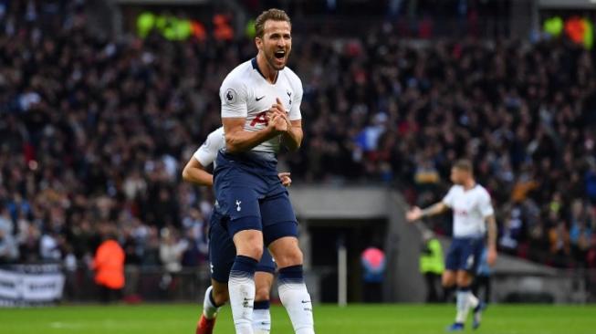 Penyerang Tottenham Hotspur, Harry Kane, merayakan gol ke gawang Wolverhampton Wanderers dalam lanjutan Liga Inggris pekan ke-20 di Stadion Wembley, Sabtu (29/12/2018). [AFP/Ben Stansall]