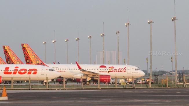 Sejumlah pesawat bersiap lepas landas dari Bandara Soekarno Hatta, Tangerang, Banten, Jumat (28/12).[Suara.com/Fakhri Hermansyah]