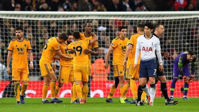 Bek Wolverhampton Wanderers, Willy Boly (tengah), merayakan gol ke gawang Spurs bersama rekan-rekannya di Stadion Wembley, Sabtu (29/12/2018). [AFP/Ben Stansall]