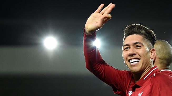 Gelandang Liverpool Firmino merayakan  gol kelima timnya selama pertandingan sepak bola Liga Premier Inggris antara Liverpool melawan Arsenal di Stadion Anfield, Liverpool, Inggris, Minggu (30/12). [Paul ELLIS / AFP]