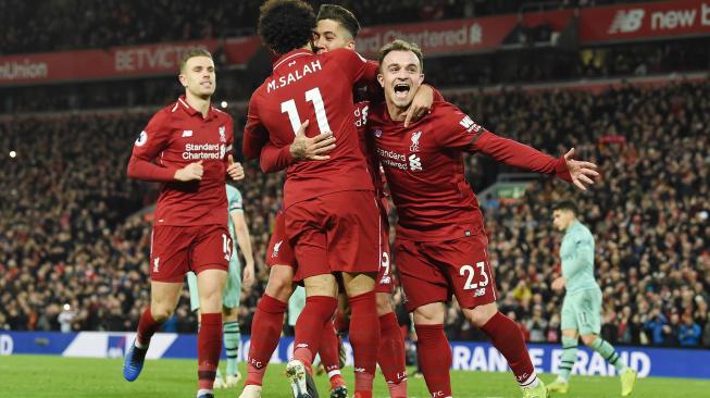 Gelandang Liverpool Brasil Roberto Firmino merayakan golnya bersama pemain Liverpool selama pertandingan sepak bola Liga Primer Inggris antara Liverpool melawan Arsenal di Stadion  Anfield, Liverpool, Inggris, Minggu (30/12). [Paul ELLIS / AFP]
