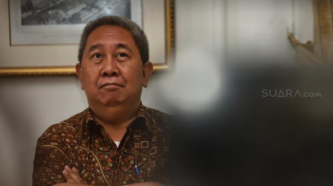 Anggota Dewan Pengawas BPJS Ketenagakerjaan Syafri Adnan Baharuddin memberi keterangan pers terkait tudingan pelecehan dan pemerkosaan yang dilakukannya kepada asisten ahli berinisial A di Hotel Hermitage, Jakarta, Minggu (30/12). [Suara.com/Muhaimin A Untung]