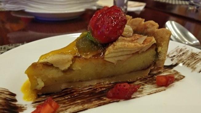 Makanan penutup festive season set menu yang dihadirkan Marriot Executive Apartements, Homemade Apple Pie yang disajikan lengkap dengan Classic Sweet Apple Jam serta Mango Puree. (Suara.com/Ririn Indriani)