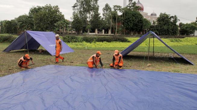 Suasana tenda yang akan dipakai jelang pergantian malam tahun baru di Cipinang Melayu, Jakarta Timur, Senin (31/12). [Suara.com/Fakhri Hermansyah]