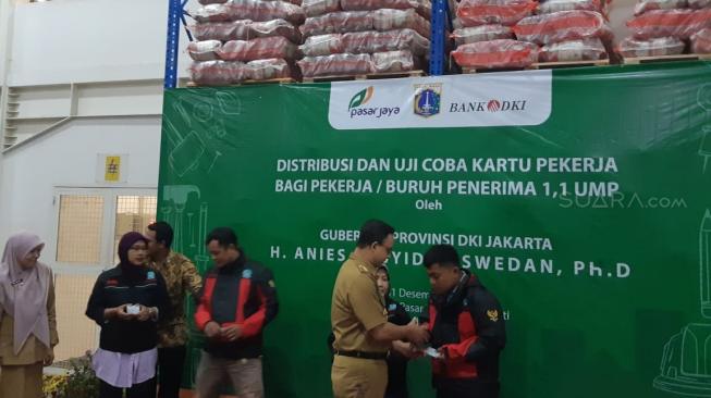 Anies Distribusikan Kartu Pekerja untuk Buruh