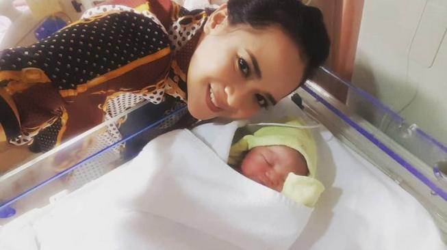 Shezy Idris bersama keponakan, putri dari Sheza Idris. (Instagram Shezy Idris)