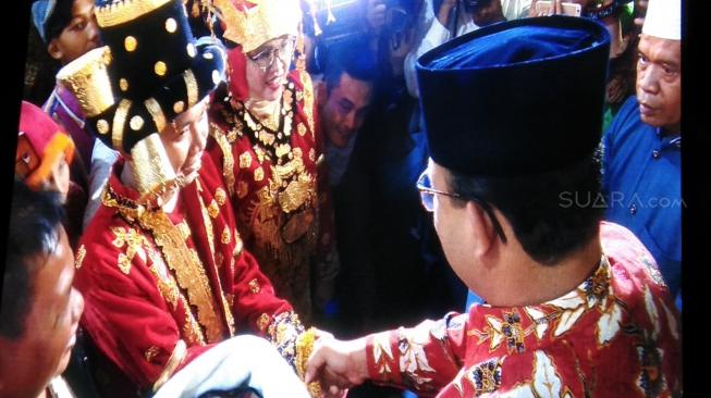 Anies Jadi Wali Nikah, Pengantin Tertua dan Termuda di Nikah Massal Terharu