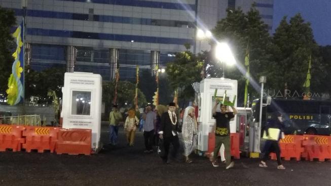 Hujan Disertai Angin di Jakarta, Pengantin Nikah Massal Lari Kocar-kacir