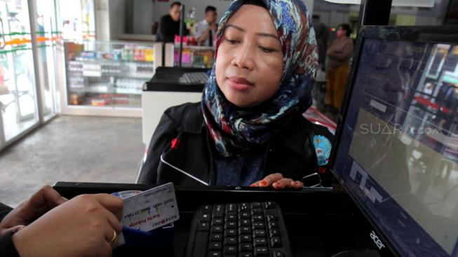 Petugas saat validasi data untuk pembuatan kartu pekerja di JakGrosir di Pasar Induk Kramat Jati, Jakarta Timur, Senin (31/12) .[Suara.com/Fakhri Hermansyah]
