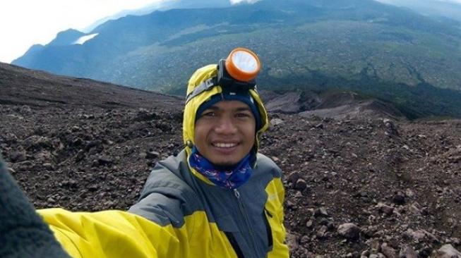 Ariffin saat mendaki Gunung Kerinci, Jambi. (Instagram/Arifinmedanesia)