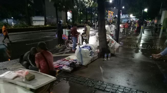 Hujan di Malam Pergantian Tahun, Pedagang di Jakarta Ini Takut