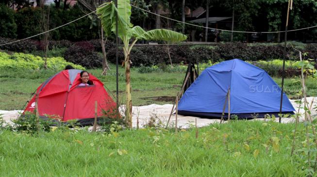 Suasana tenda yang akan dipakai jelang pergantian malam tahun baru di Cipinang Melayu, Jakarta Timur, Senin (31/12). [Suara.com/Fakhri Hermansyah]