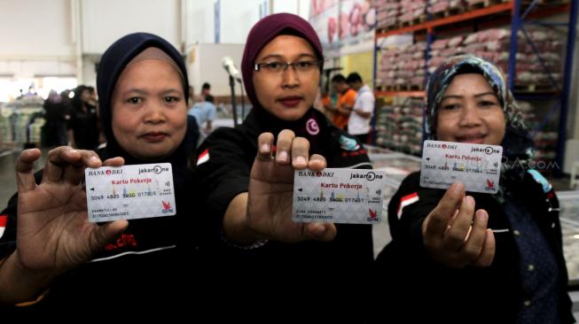 Sejumlah Pekerja Wanita memperlihatkan Kartu Pekerja di JakGrosir di Pasar Induk Kramat Jati, Jakarta Timur, Senin (31/12). [Suara.com/Fakhri Hermansyah]