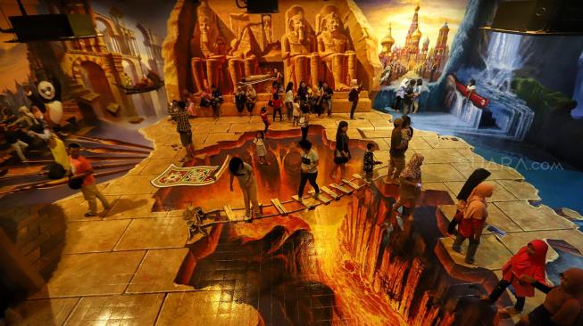 Pengunjung menikmati suasana mural dan ilusi Museum Magic Art 3D, di kawasan wisata Kota Tua, Jakarta, Senin (31/12). [Suara.com/Muhaimin A Untung]