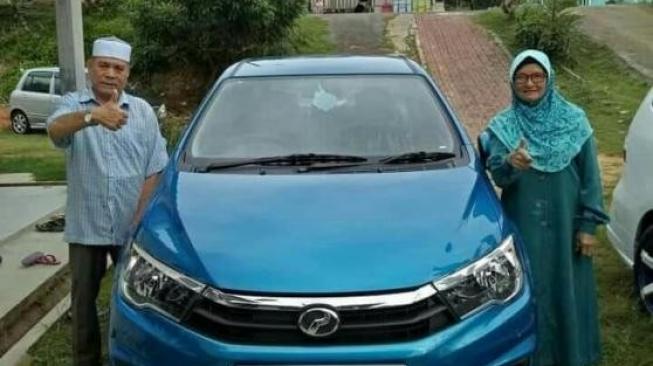 Cerita Seorang Anak Belikan Ayahnya Mobil Baru ini Bikin Haru