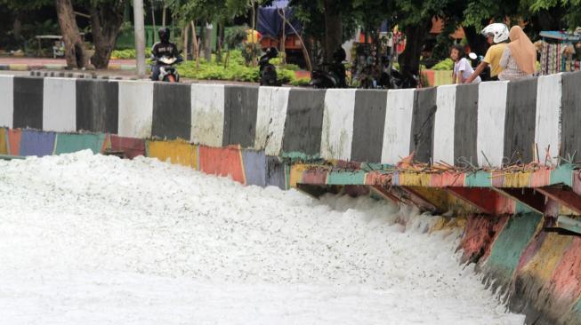 Penampakan Busa di Kali Item, Pemprov DKI: Itu Hal Biasa, Sering Terjadi