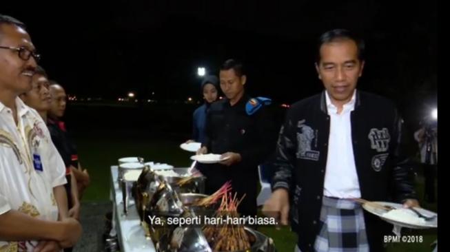 Sarungan di Malam Tahun Baru, Jokowi Borong Makanan PKL ke Istana Bogor