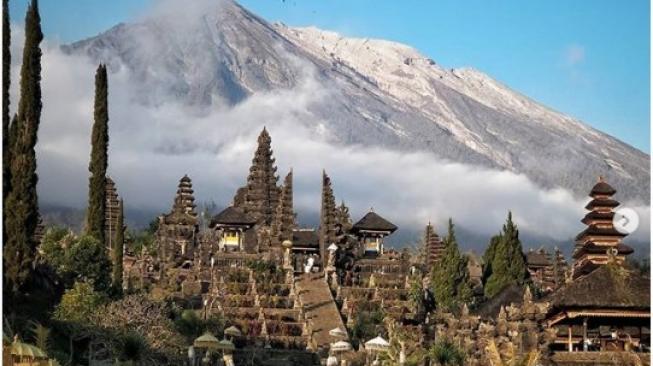 Patung-Patung Misterius Terpasang di Pura Tirta Manik Mas Jalur Pendakian Gunung Agung Bali
